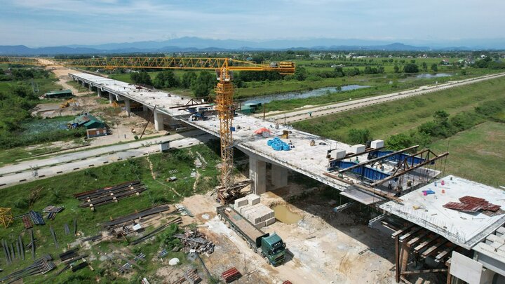 Huy động tối đa nhân lực, thiết bị thi công cao tốc Diễn Châu – Bãi Vọt