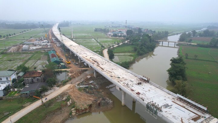Hợp long nhịp đúc hẫng cây cầu đường bộ vượt sông dài nhất tuyến cao tốc Bắc - Nam