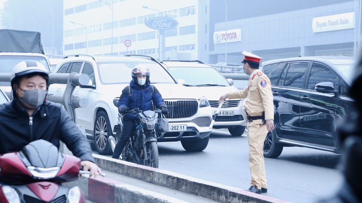 Kiên quyết xử lý nghiêm xe máy đi lên đường vành đai 2 trên cao