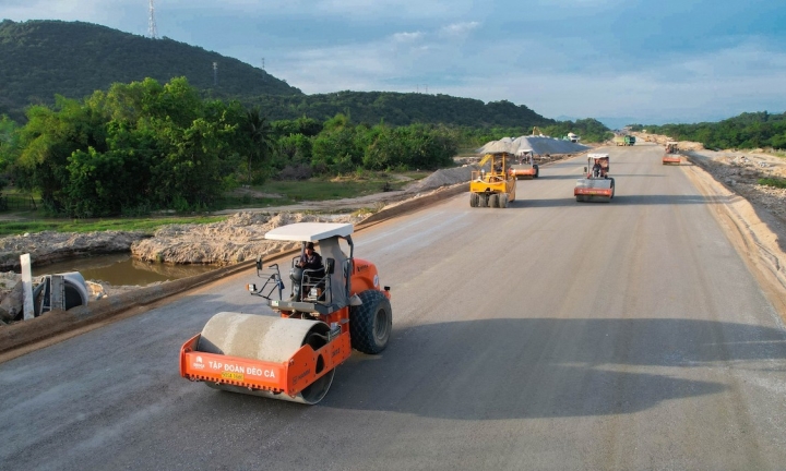 Được lợi gì từ việc dùng đất, đá dư thừa để đắp nền đường cao tốc?