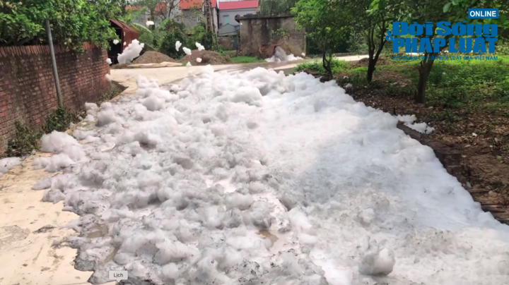 Video: Cận cảnh nước trạm bơm nổi bọt trắng xoá, cao gần bằng mái nhà ở Hưng Yên