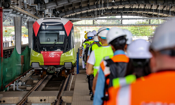 Vận hành thử đoạn trên cao Metro Nhổn - ga Hà Nội