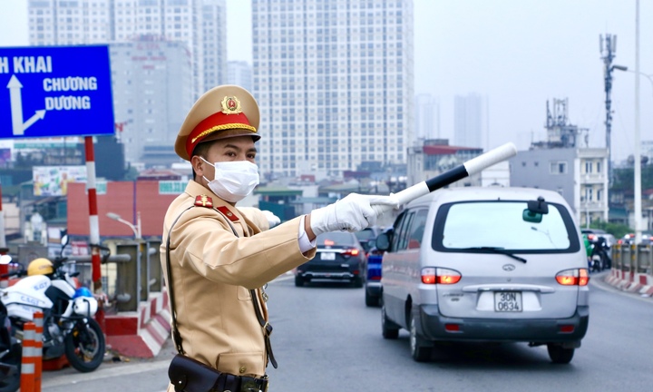 CSGT tăng cường xử lý vi phạm trên các cầu dẫn vào nội đô TP.Hà Nội