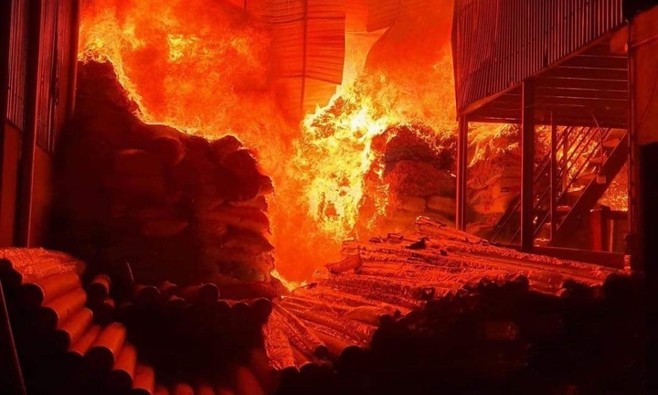 Cháy lớn tại 3 cơ sở tái chế nhựa ở Vĩnh Phúc
