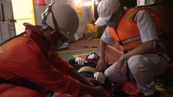 Kịp thời cứu thuyền viên tàu nước ngoài gặp nạn trên biển