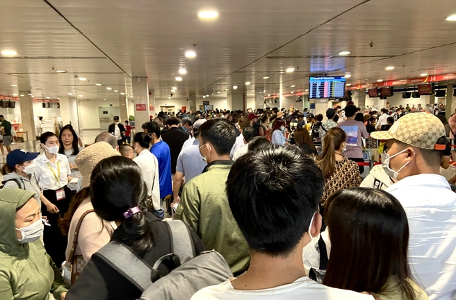 Hàng trăm người chen chân làm thủ tục ở sân bay Tân Sơn Nhất
