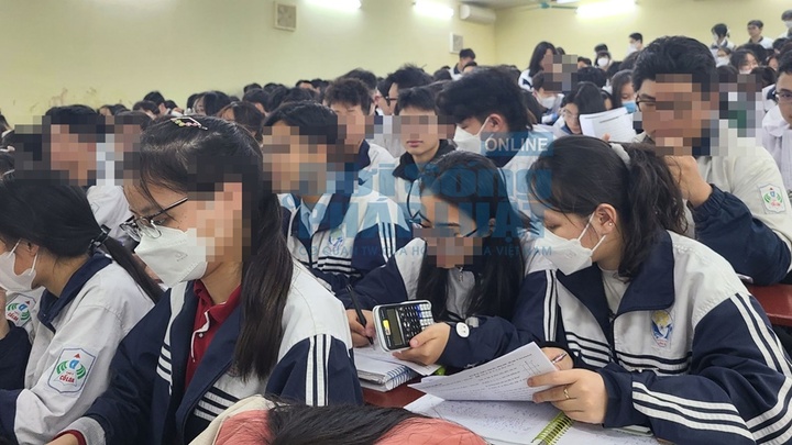 Hà Nội: Mục sở thị cảnh 700 học sinh chui lò luyện thi mong “cá chép hóa rồng” ở huyện Đông Anh