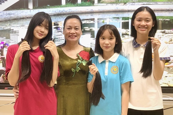 Nhiều nữ sinh của một lớp học hiến tóc vì bệnh nhân ung thư