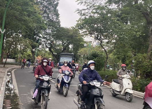 Không khí lạnh đổ bộ, người dân Hà Nội mặc áo ấm, quàng khăn kín mít hối hả ra đường