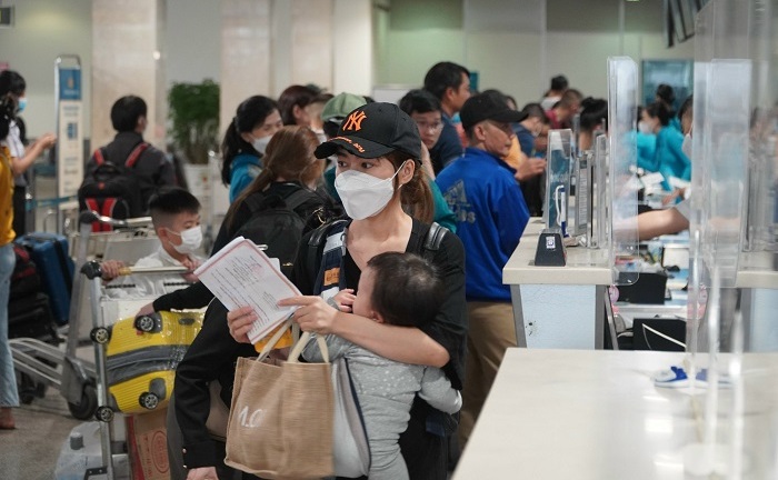 Sân bay Tân Sơn Nhất đông nghịt người trong ngày cận Tết