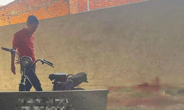 Sau tiếng nổ kinh hoàng, người dân kinh hãi trước hình ảnh nam sinh nằm giữa sân