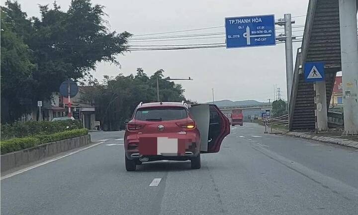 Phạt nặng ô tô con ngang nhiên mở cửa khi đi trên Quốc lộ 1A