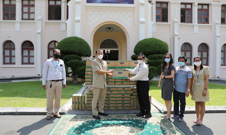 Vinamilk & công ty con tại Campuchia hỗ trợ sữa cho người dân và trẻ em nước bạn chống Covid-19