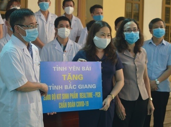 Yên Bái: 15 cán bộ, bác sĩ, nhân viên y tế được cử đến hỗ trợ tỉnh Bắc Giang phòng chống dịch Covid-19