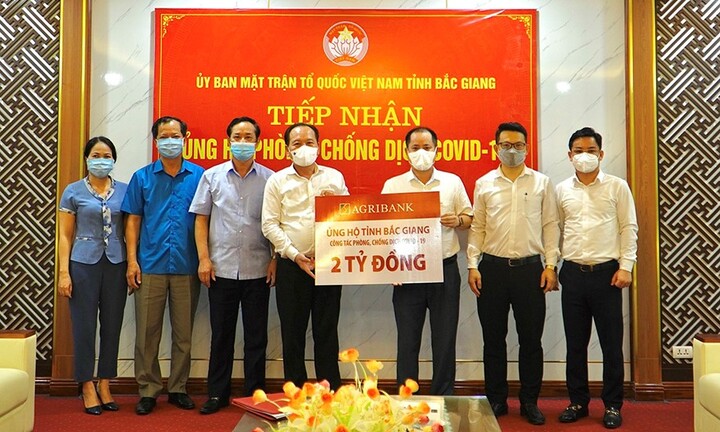 Agribank ủng hộ 53 tỷ đồng trong đợt cao điểm phòng chống dịch COVID-19
