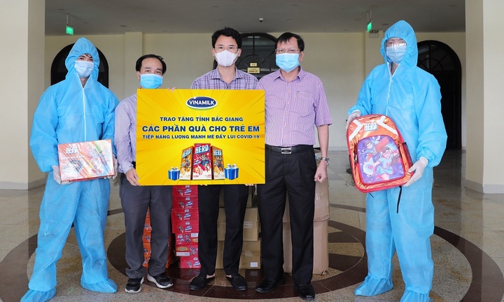 Vinamilk Hero tặng 3.000 phần sữa và quà 1/6 cho các “anh hùng nhí” tại nhiều khu cách ly