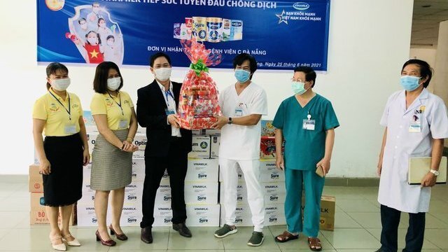 Vinamilk gửi tặng hơn 25.500 sản phẩm dinh dưỡng đến tuyến đầu và gia đình tại 4 bệnh viện tuyến đầu
