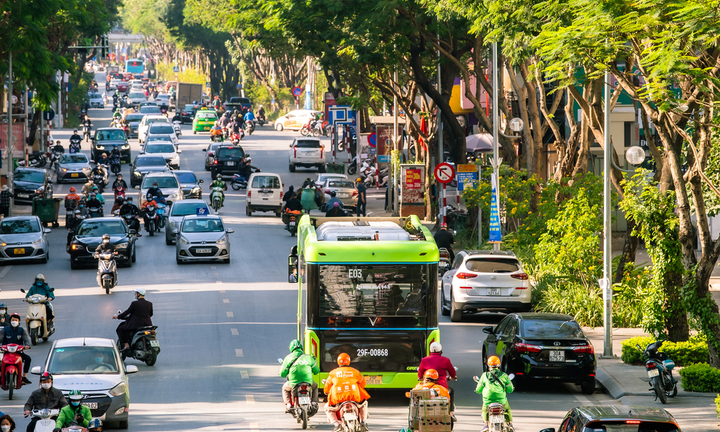 Hành khách thích thú khi lần đầu được đi xe buýt điện thân thiện với môi trường
