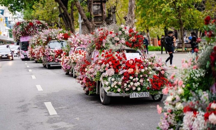 Valentine 2022: Màn Tỏ Tình Ấn Tượng Nhất Thế Giới Vừa Diễn Ra Tại Hà Nội Với 99.999 Bông Hồng
