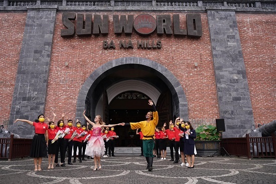Đông đảo du khách hào hứng thăm Sun World Ba Na Hills ngày đầu mở cửa