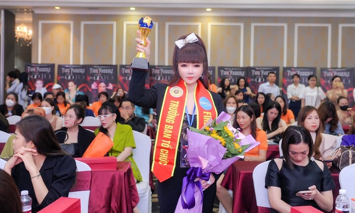 Giáo sư Hoa hậu Hà Thu Trang - Trưởng ban giám khảo phun thêu Việt Nam