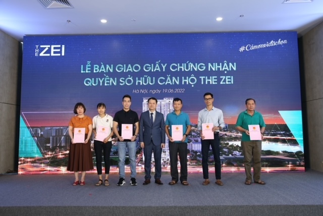 Chủ đầu tư HDMon Group bàn giao bàn giao giấy chứng nhận quyền sở hữu căn hộ The Zei
