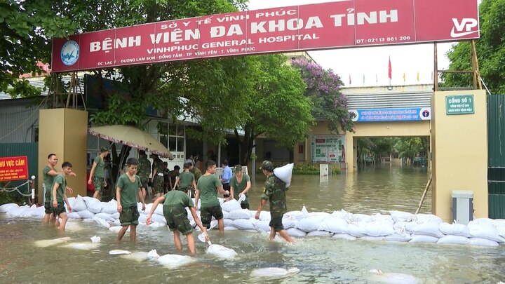 Càng khó khăn, càng gắn bó với nghề: Câu chuyện từ bệnh viện đa khoa tỉnh Vĩnh Phúc