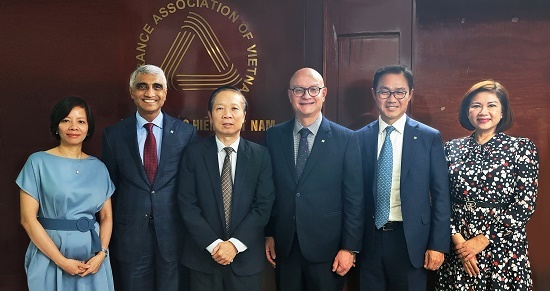 CEO Manulife Châu Á cam kết đầu tư lâu dài vào ngành bảo hiểm nhân thọ và sức khỏe tại Việt Nam