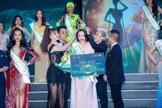 Khoảnh khắc đẹp nhất của Hoa hậu Hoàn cầu Việt Nam 2022: Nghệ nhân Hồ Thanh Hương trao vương miện hơn 3 tỷ đồng cho Hoa hậu Phạm Kim Ngân 