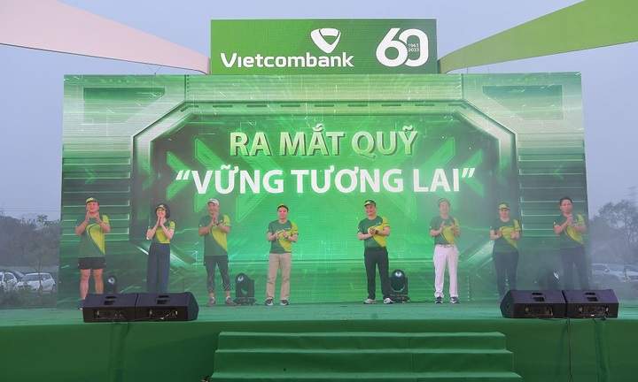 Vietcombank ra mắt Quỹ “Vững tương lai” hỗ trợ học bổng cho học sinh, sinh viên nghèo vượt khó, tài năng và phát động Giải chạy 60 năm “Vạn trái tim - Một niềm tin”
