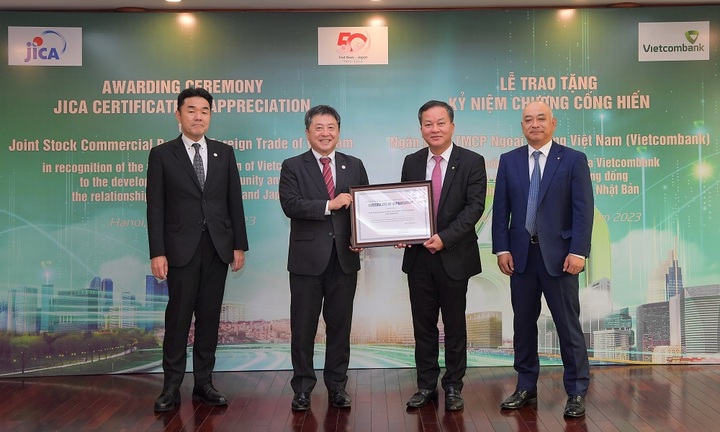 JICA trao tặng kỷ niệm chương cống hiến cho Vietcombank