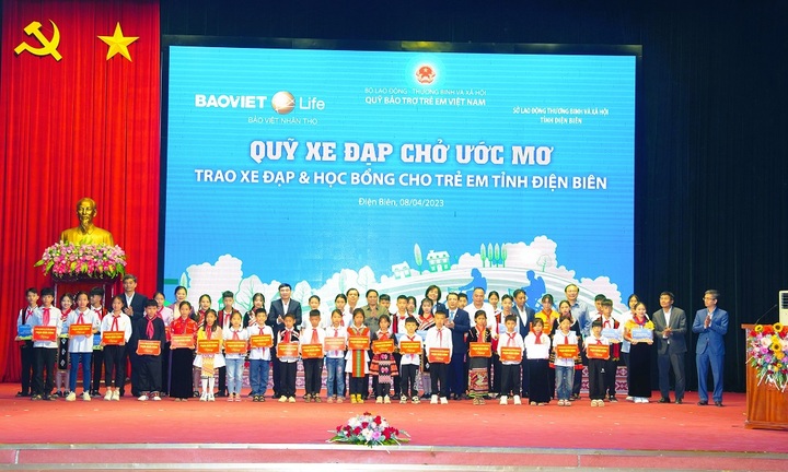 Bảo Việt Nhân thọ trao 400 học bổng cho các em học sinh hiếu học vùng cao Điện Biên