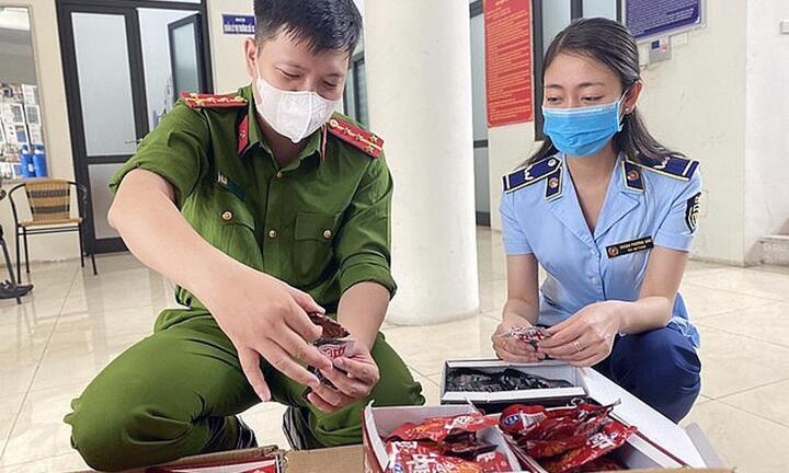 Hà Nội: Phát hiện hàng nghìn gói chân gà, xúc xích nhập lậu đang trên đường đi tiêu thụ