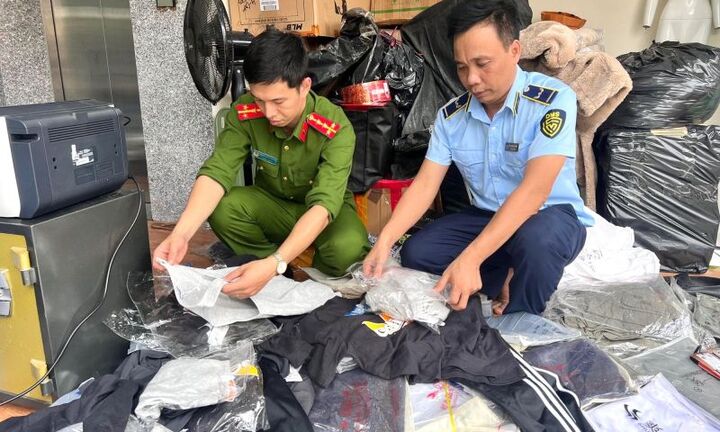 QLTT Hà Nội: Phát hiện kho hàng thời trang giả mạo nhiều nhãn hiệu nổi tiếng
