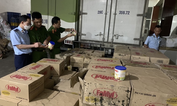 Hà Nội: Phát hiện cơ sở sản xuất dùng 10 tấn sữa đặc hết hạn để sản xuất kem sữa dừa