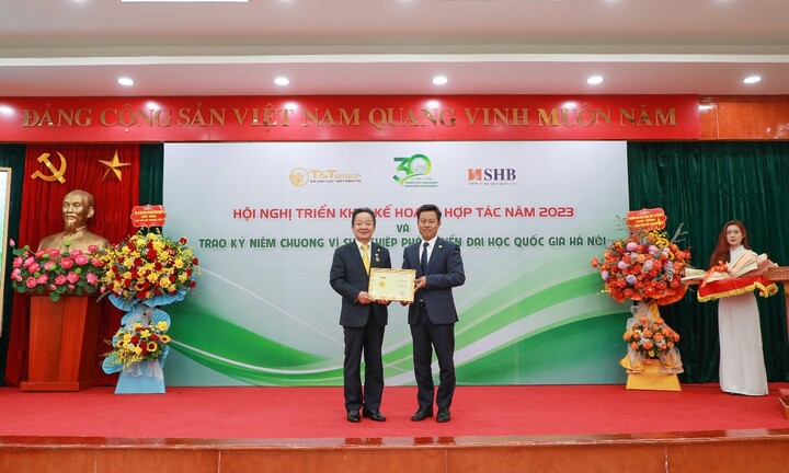 Doanh nhân Đỗ Quang Hiển nhận kỷ niệm chương vì sự nghiệp phát triển Đại học Quốc gia Hà Nội