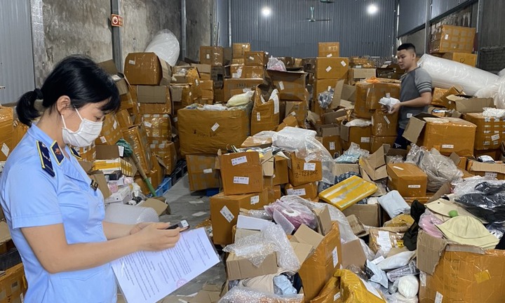 Hà Nội: Phát hiện kho hàng với hơn 28.000 sản phẩm hàng hóa nhập lậu