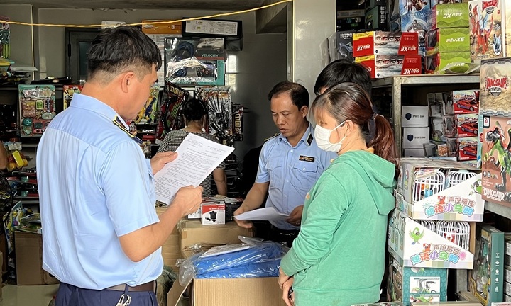 Hà Nội: Phát hiện và thu giữ gần 2.000 sản phẩm đồ chơi nhập lậu