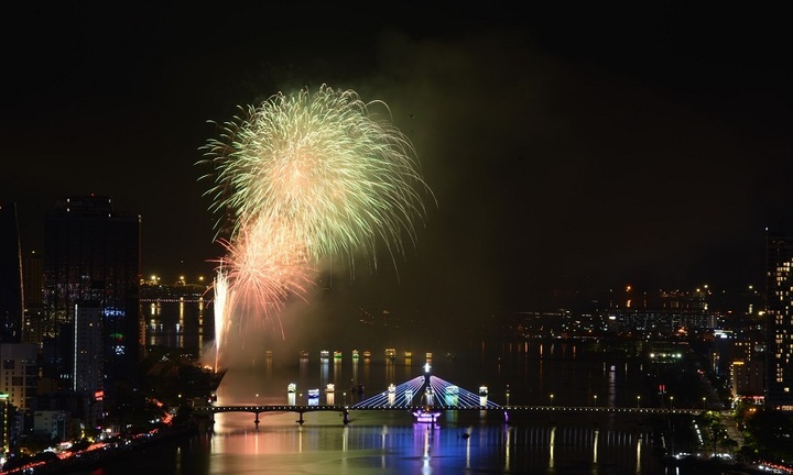 Sân khấu hơn 5000 chỗ chật kín khán giả, đêm pháo hoa thứ 2 tiếp tục khiến Đà Nẵng thành tâm điểm hè này