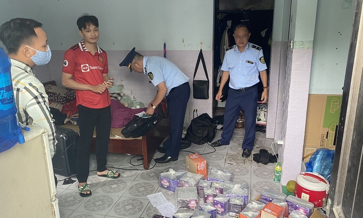 QLTT Hà Nội: Phát hiện số lượng lớn pháo hoa có dấu hiệu giả mạo