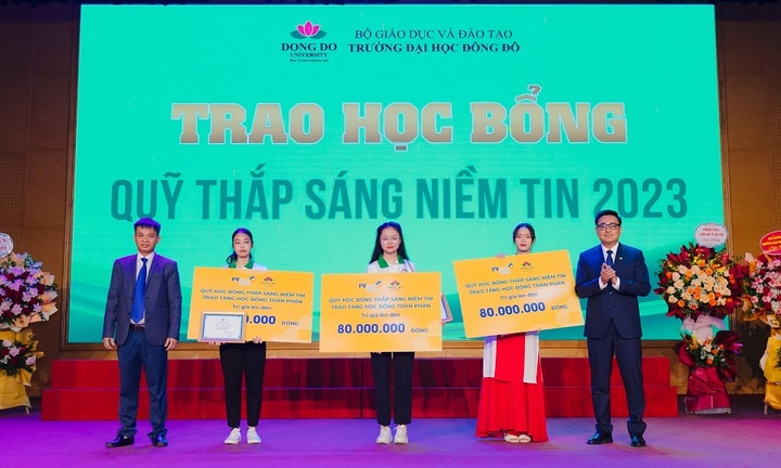 PVcomBank trao 240 triệu học bổng cho sinh viên trường Đại học Đông Đô