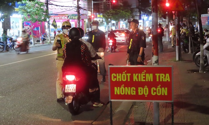 Đồng Nai: CSGT Tp.Biên Hòa tăng cường kiểm tra nồng độ cồn những tháng cuối năm