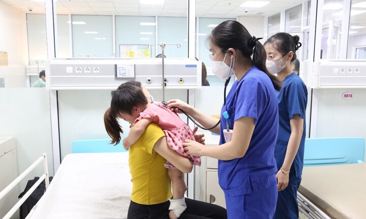 Bệnh viện Sản Nhi tỉnh Phú Thọ: Kịp thời gắp đinh vít sắc nhọn trong bụng bé gái 2 tuổi