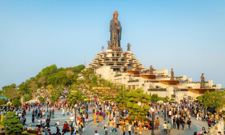 Miền đất thánh Tây Ninh vào mùa hành hương với loạt lễ hội lớn tại núi Bà Đen và Toà Thánh