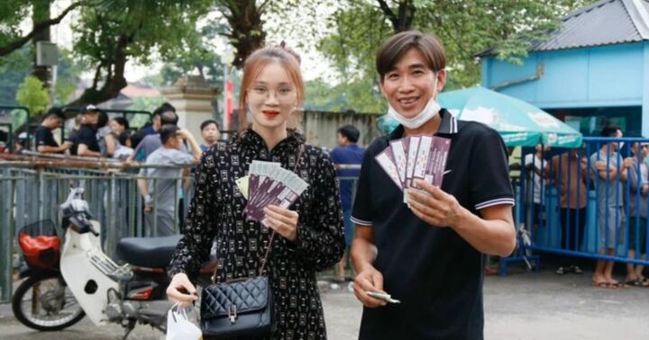Người hâm mộ xếp hàng dài mua vé xem đội tuyển U23 Việt Nam thi đấu