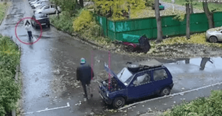 Tên cướp giật điện thoại của cậu bé và nhận