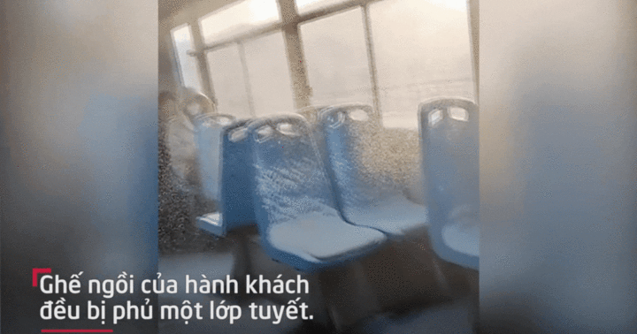  "Tuyết " rơi trong xe buýt và bao phủ toàn bộ ghế ngồi, nhiều hành khách thích thú ghi lại video