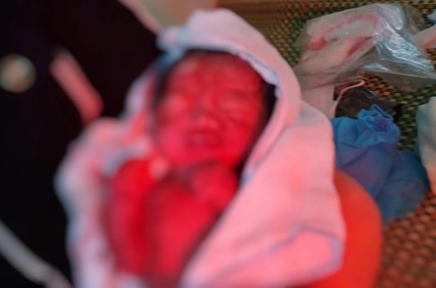 Tin nóng 24h hôm nay ngày 10/12: Bé gái sơ sinh bị bỏ rơi trong hang đá ở vùng cao Sơn La