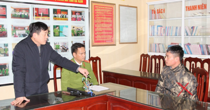 Hà Nam: Bắt người đàn ông thủ súng, giữ người trái pháp luật