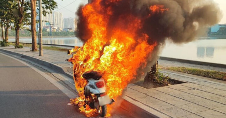 Hà Nội: Xe máy bốc cháy dữ dội, trơ khung cạnh hồ Linh Đàm